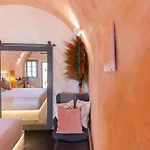 White Curves Santorini Bed & Breakfast
