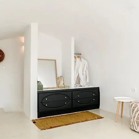 White Curves Santorini Bed & Breakfast